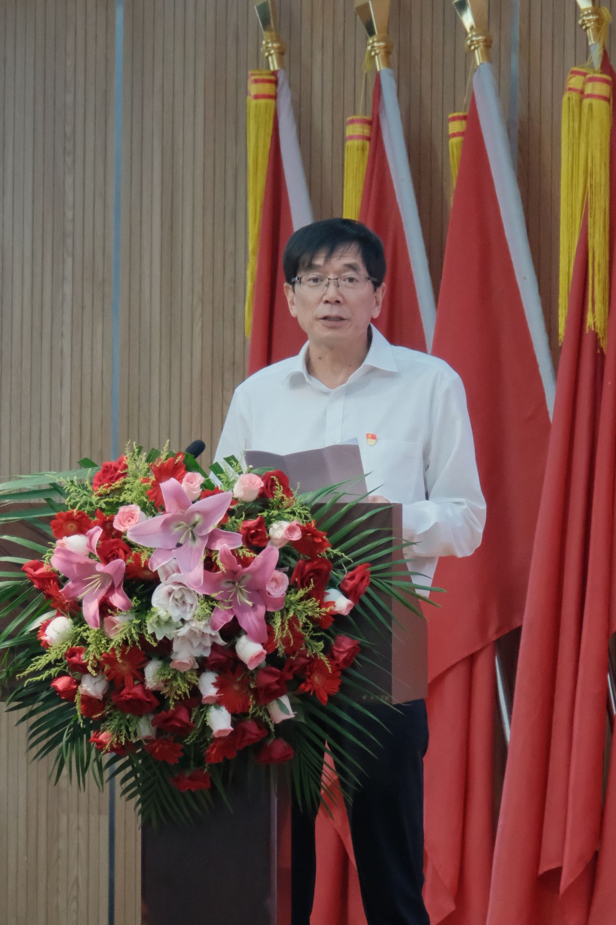 04黨委委員、副董事長陳云宣布年度先進黨支部和優(yōu)秀共產(chǎn)黨員名單.jpg