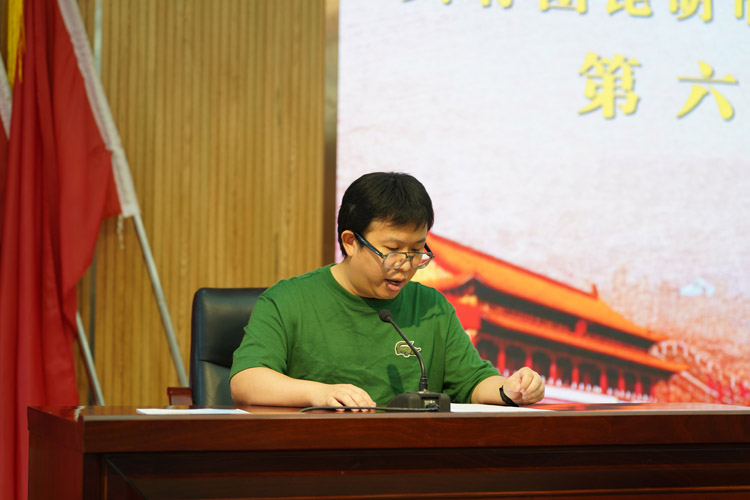 02第五屆團(tuán)總支副書(shū)記王啟帆主持宣讀此次大會(huì)會(huì)議議程.jpg